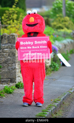 Spelsbury, Witney, Oxon, UK. 7. Mai 2015.  Demonstranten außerhalb Wahllokal Spelsbury während Premierminister David Cameron und Samantha ihre Stimme abgeben bei den allgemeinen Wahlen am 6. Mai 2015 in Spelsbury, England-Foto von David White/Alamy Live News Stockfoto