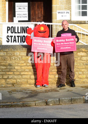 Spelsbury, Witney, Oxon, UK. 7. Mai 2015.  Demonstranten außerhalb Wahllokal Spelsbury während Premierminister David Cameron und Samantha ihre Stimme abgeben bei den allgemeinen Wahlen am 6. Mai 2015 in Spelsbury, England-Foto von David White/Alamy Live News Stockfoto