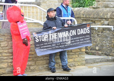 Spelsbury, Witney, Oxon, UK. 7. Mai 2015.  Demonstranten außerhalb Wahllokal Spelsbury während Premierminister David Cameron und Samantha ihre Stimme abgeben bei den allgemeinen Wahlen am 6. Mai 2015 in Spelsbury, England-Foto von David White/Alamy Live News Stockfoto