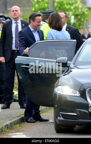 Spelsbury, Witney, Oxon, UK. 7. Mai 2015.  Premierminister David Cameron und Samantha, die Ankunft in einem Wahllokal ihre Stimme bei den allgemeinen Wahlen am 6. Mai 2015 in Spelsbury, England-Foto von David White/Alamy Live News Stockfoto