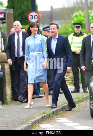 Spelsbury, Witney, Oxon, UK. 7. Mai 2015.  Premierminister David Cameron und Samantha, die Ankunft in einem Wahllokal ihre Stimme bei den allgemeinen Wahlen am 6. Mai 2015 in Spelsbury, England-Foto von David White/Alamy Live News Stockfoto