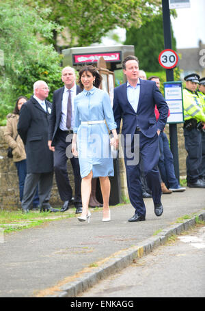 Spelsbury, Witney, Oxon, UK. 7. Mai 2015.  Premierminister David Cameron und Samantha, die Ankunft in einem Wahllokal ihre Stimme bei den allgemeinen Wahlen am 6. Mai 2015 in Spelsbury, England-Foto von David White/Alamy Live News Stockfoto