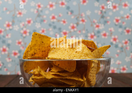 Glasschale mit Tortilla-Chips, die aus Mais hergestellt Stockfoto