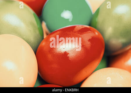 Retro-Foto von Easter Eggs in Haufen Korb Stockfoto