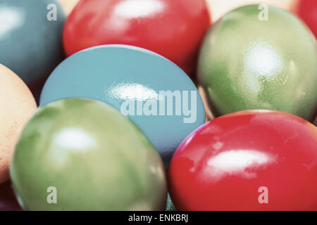 Retro-Foto von Easter Eggs in Haufen Korb Stockfoto