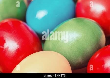 Retro-Foto von Easter Eggs in Haufen Korb Stockfoto