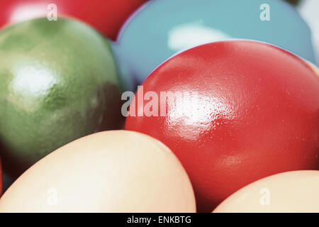 Retro-Foto von Easter Eggs in Haufen Korb Stockfoto