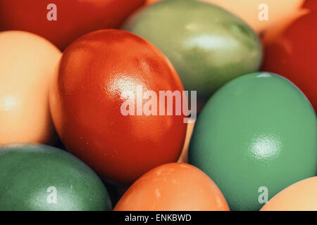 Retro-Foto von Easter Eggs in Haufen Korb Stockfoto