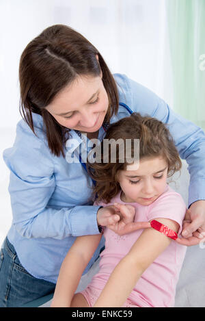 Kind in Absprache Stockfoto