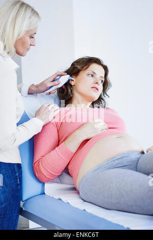 Schwangere Frau in Absprache Stockfoto