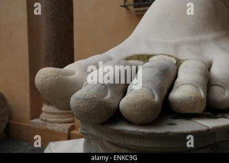 Römischen Kaiser Constantine ich (272-337 n. Chr.). Kolossale Statue der Kapitolinischen Museen. 4. Jahrhundert. Detail. Fuß. Rom. Italien. Stockfoto