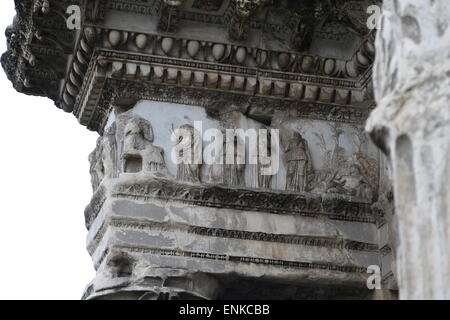 Italien. Rom. Forum des Nerva. Tempel der Minerva. 1. Jahrhundert n. Chr. Reste der Säulenhalle. Detail-Reliefs. Stockfoto