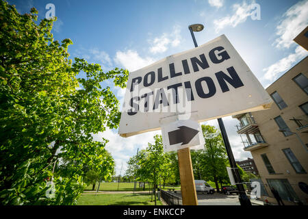 London, UK. 7. Mai 2015. Wahllokal Childerich Grundschule am Wahltag Parlamentswahlen 2015 in Lewisham Deptford Wahlkreis Credit: Guy Corbishley/Alamy Live-Nachrichten Stockfoto