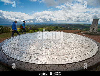 Wanderer trotzen die Duschen auf dem Gipfel des Wrekin in Shropshire, England: Donnerstag, 7. Mai 2015. Bildnachweis: John Hayward/Alamy Live-Nachrichten Stockfoto