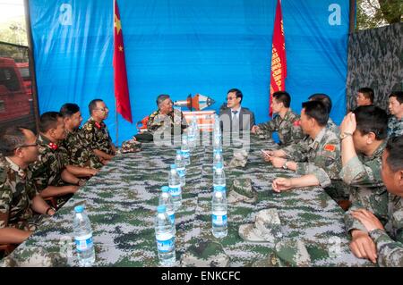 (150507)--KATHMANDU, 7. Mai 2015 (Xinhua)--Nepalesen Leiter der Armee Personal Gaurav SJB Rana (L, hinten), chinesischer Botschafter in Nepal Wu Chuntai (R, hinten) und Armeeangehörige aus China und Nepal über die Rettungsarbeiten auf der chinesischen medizinischen Militärlager an der Singha Durbar Armee Barrack in Kathmandu, Nepal, 7. Mai 2015 zu diskutieren. Bei einem Besuch der chinesischen medizinischen Militärlager in Kathmandu mit dem chinesischen Botschafter in Nepal Wu Chuntai am Donnerstag geschätzt Nepalesen Chef der Armee Personal Gaurav SJB Rana die effektive und flexible Unterstützung von chinesischen Team in anbraten tätig ist Stockfoto