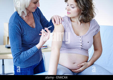 Eine schwangere Frau zu impfen Stockfoto