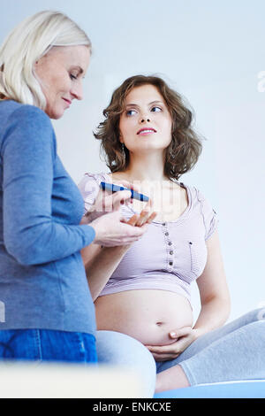 Test für Diabetes, schwangere Frau Stockfoto