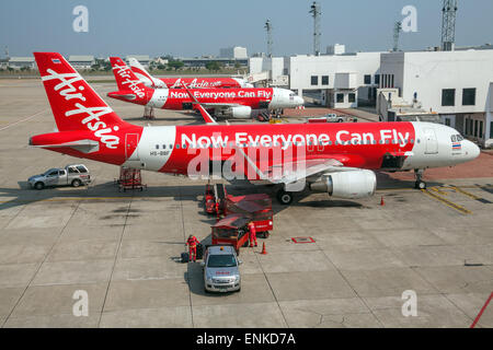 BANGKOK, THAILAND - 8. März 2014: Ausladen des Gepäcks vom Flugzeug Air Asia in Bangkok Flughafen am 8. März 2014. Stockfoto