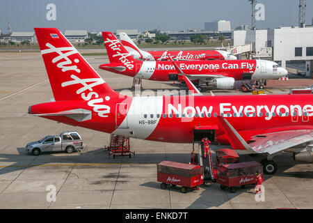 BANGKOK, THAILAND - 8. März 2014: Ausladen des Gepäcks vom Flugzeug Air Asia in Bangkok Flughafen am 8. März 2014. Stockfoto