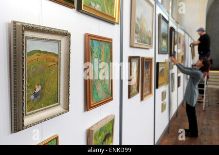 Ausstellung mit Bildern von Ruth Halova, das letzte überlebende Mitglied der ursprünglichen jüdischen Gemeinde in Cesky Krumlov und eines "Winton´s Kinder" in der Synagoge in Cesky Krumlov, Tschechische Republik, 7. Mai 2015. (CTK Foto/Vaclav Pancer) Stockfoto