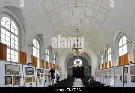 Ausstellung mit Bildern von Ruth Halova, das letzte überlebende Mitglied der ursprünglichen jüdischen Gemeinde in Cesky Krumlov und eines "Winton´s Kinder" in der Synagoge in Cesky Krumlov, Tschechische Republik, 7. Mai 2015. (CTK Foto/Vaclav Pancer) Stockfoto