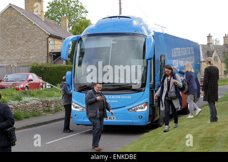 Spelsbury, Witney, Oxfordshire UK. 7. Mai 2015. Die konservative Partei Battlebus kommt in Spelbury in der Nähe von Witney vor Führer David Cameron und seine Frau Samantha Picture: Ric Mellis 05.07.2015 Spelsbury, Witney, Oxfordshire Catchline: David Cameron Stimmen beantragt. Bildnachweis: Ric Mellis/Alamy Live-Nachrichten Stockfoto