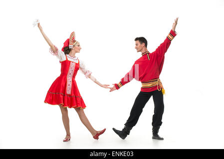 Paar von Tänzern in russischen Trachten, Mädchen in der Rote sarafan und kokoshnik, junge in schwarzer Hose und roten Hemd. Stud Stockfoto