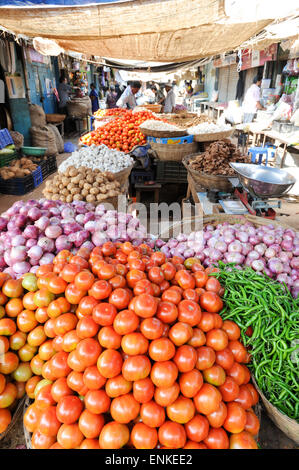 Mysore, Indien - 23. Januar 2015: indische Kreditoren und Debitoren in der Devaraja-Gemüsemarkt in Mysore, Indien Stockfoto