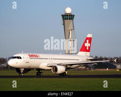 HB-IJP Swiss Airbus A320-214 - Cn 681 Takeoff von Polderbaan, Schiphol (AMS - EHAM) bei Sonnenuntergang Stockfoto