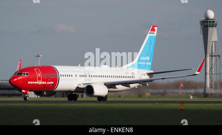 LN-NGE Norwegian Air Shuttle Boeing 737-8JP(WL) Start von Polderbaan, Schiphol (AMS - EHAM) bei Sonnenuntergang, Stockfoto