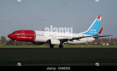 LN-NGE Norwegian Air Shuttle Boeing 737-8JP(WL) Start von Polderbaan, Schiphol (AMS - EHAM) bei Sonnenuntergang, Stockfoto