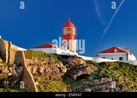 Portugal, Algarve: Leuchtturm St. Vincent bei Kap St. Vincent in Sagres Stockfoto