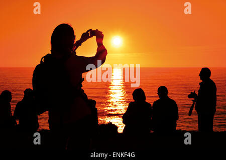 Portugal, Algarve: Touristen, die Momentaufnahme der Sonnenuntergang am Kap St. Vincent in Sagres Stockfoto