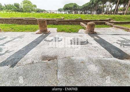 Mosaik-Details auf dem Boden des Forums der Konzerne in der alten Stadt von Ostia, Rom, Italien. Stockfoto