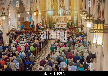 Detroit, Michigan - ein "Masse Mob" füllt Ste Anne de Detroit katholische Kirche für Sonntagmorgen Masse. Stockfoto