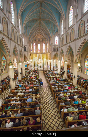 Detroit, Michigan - ein "Masse Mob" füllt Ste Anne de Detroit katholische Kirche für Sonntagmorgen Masse. Stockfoto