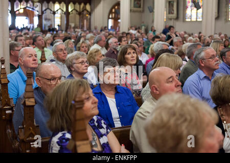 Detroit, Michigan - ein "Masse Mob" füllt Ste Anne de Detroit katholische Kirche für Sonntagmorgen Masse. Stockfoto