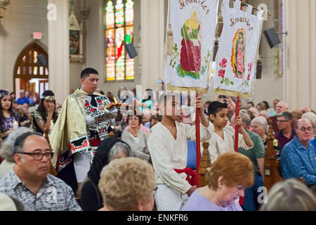 Detroit, Michigan - ein "Masse Mob" füllt Ste Anne de Detroit katholische Kirche für Sonntagmorgen Masse. Stockfoto