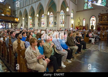 Detroit, Michigan - ein "Masse Mob" füllt Ste Anne de Detroit katholische Kirche für Sonntagmorgen Masse. Stockfoto