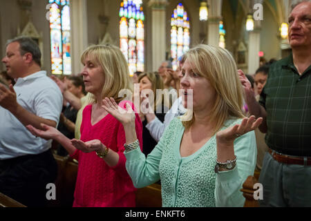 Detroit, Michigan - ein "Masse Mob" füllt Ste Anne de Detroit katholische Kirche für Sonntagmorgen Masse. Stockfoto