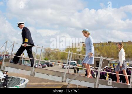 Königin Mathilde von Belgien, Kronprinzessin Elisabeth und König Philippe - Filip Belgien besuchen die Taufe des Marineschiff P902 Patrouille Pollux auf dem Marinestützpunkt in Zeebrugge, Belgien, 6. Mai 2015. Foto: Albert Nieboer/RPE/Niederlande - kein Draht-Dienst- Stockfoto