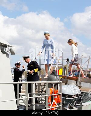 Königin Mathilde von Belgien, Kronprinzessin Elisabeth und König Philippe - Filip Belgien besuchen die Taufe des Marineschiff P902 Patrouille Pollux auf dem Marinestützpunkt in Zeebrugge, Belgien, 6. Mai 2015. Foto: Albert Nieboer/RPE/Niederlande - kein Draht-Dienst- Stockfoto