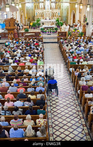 Detroit, Michigan - ein "Masse Mob" füllt Ste Anne de Detroit katholische Kirche für Sonntagmorgen Masse. Stockfoto