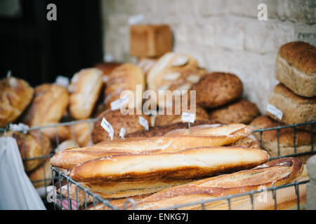 Brot zum Verkauf an Stroud Bauernmarkt, Stroud, gloucestershire Stockfoto