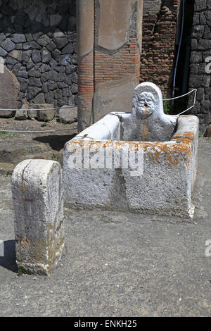 Öffentliche Trinkbrunnen in Decumano Massimo, Herculaneum, Ercolano, Italien. Stockfoto