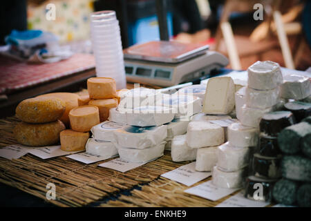 Käse für den Verkauf auf Stroud Farmers market Stockfoto