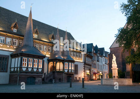 Altes Rahaus Bei Daemmerung, Marktplatz, Einbeck, Niedersachsen, Deutschland |  alten Guildhall der Abenddämmerung, Marktplatz, Einbeck, L Stockfoto