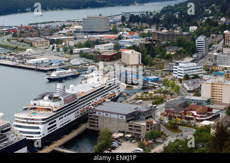 Juneau, Innenstadt. Alaska. USA. Kreuzfahrten Schiff Dockeds zwischen schneebedeckten Bergen und den Mount Roberts Tramway in Juneau d Stockfoto