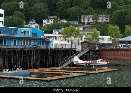 Sightseeing-Wasserflugzeuge parkten auf der Uferpromenade in Juneau dock Alaska. Die Innenstadt von Juneau sitzt gemütlich zwischen Mount Juneau, Mount Roberts und Gastineau Channel, und ist ein Labyrinth von engen Gassen, vorbei an einem Mix von neuen Strukturen, alte Ladenfronten und malerischen Häusern, die mit Beginn des 19. Jahrhunderts Architektur ausgeführt aus Goldminen Frühzeit der Stadt übrig. Die Uferpromenade hastet mit Kreuzfahrtschiffen, Angelboote/Fischerboote und Wasserflugzeuge komprimieren und verkleinern. Mit keine Zufahrt zum Juneau, es ist die einzige Landeshauptstadt in den Vereinigten Staaten, die nur per Flugzeug oder Boot erreicht werden kann. Stockfoto