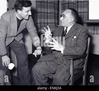 Historical, 1950er Jahre, ein männlicher Schauspieler in Diskussion mit dem Theaterregisseur, der versetzt in einem Holzstuhl sitzt, Oxford, England, Großbritannien. Stockfoto